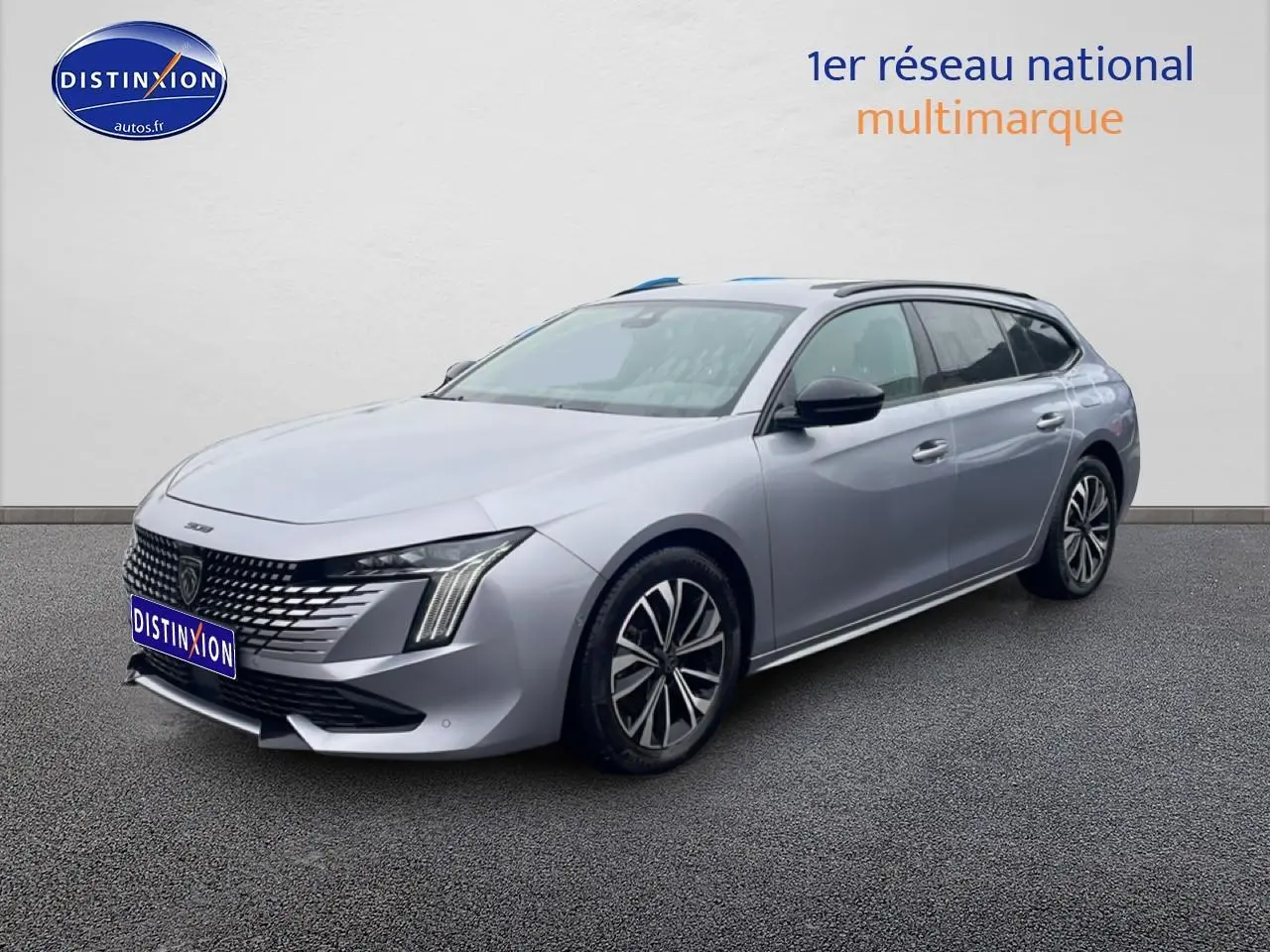 Peugeot 508 SW gris artense en 3/4 avant droit, avec calandre chromée et jantes alliage distinctives.