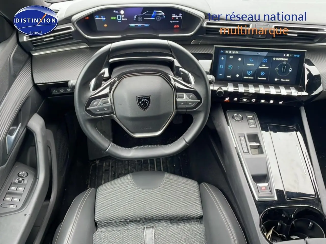 Vue intérieure frontale du poste de conduite de la Peugeot 508 SW hybride, avec volant cuir et tableau de bord numérique.