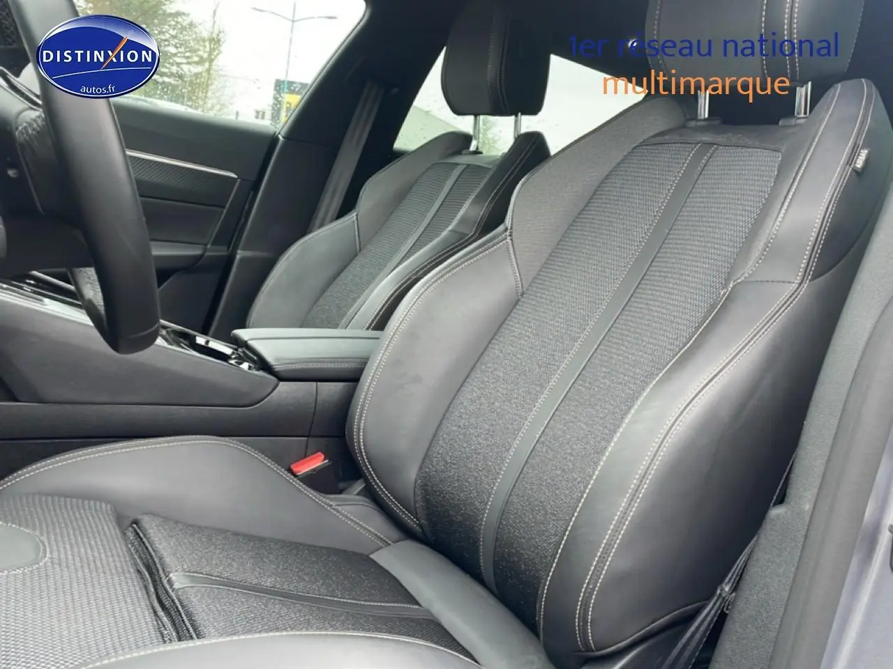 Vue intérieure côté conducteur des sièges avant en cuir et tissu gris du Peugeot 508 SW Plug-in hybrid 225 allure 2024.