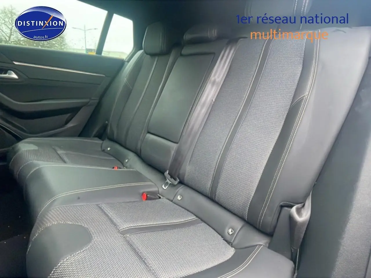 Vue intérieure sur la banquette arrière en cuir noir et tissu gris du Peugeot 508 SW Plug-in hybrid 2024.