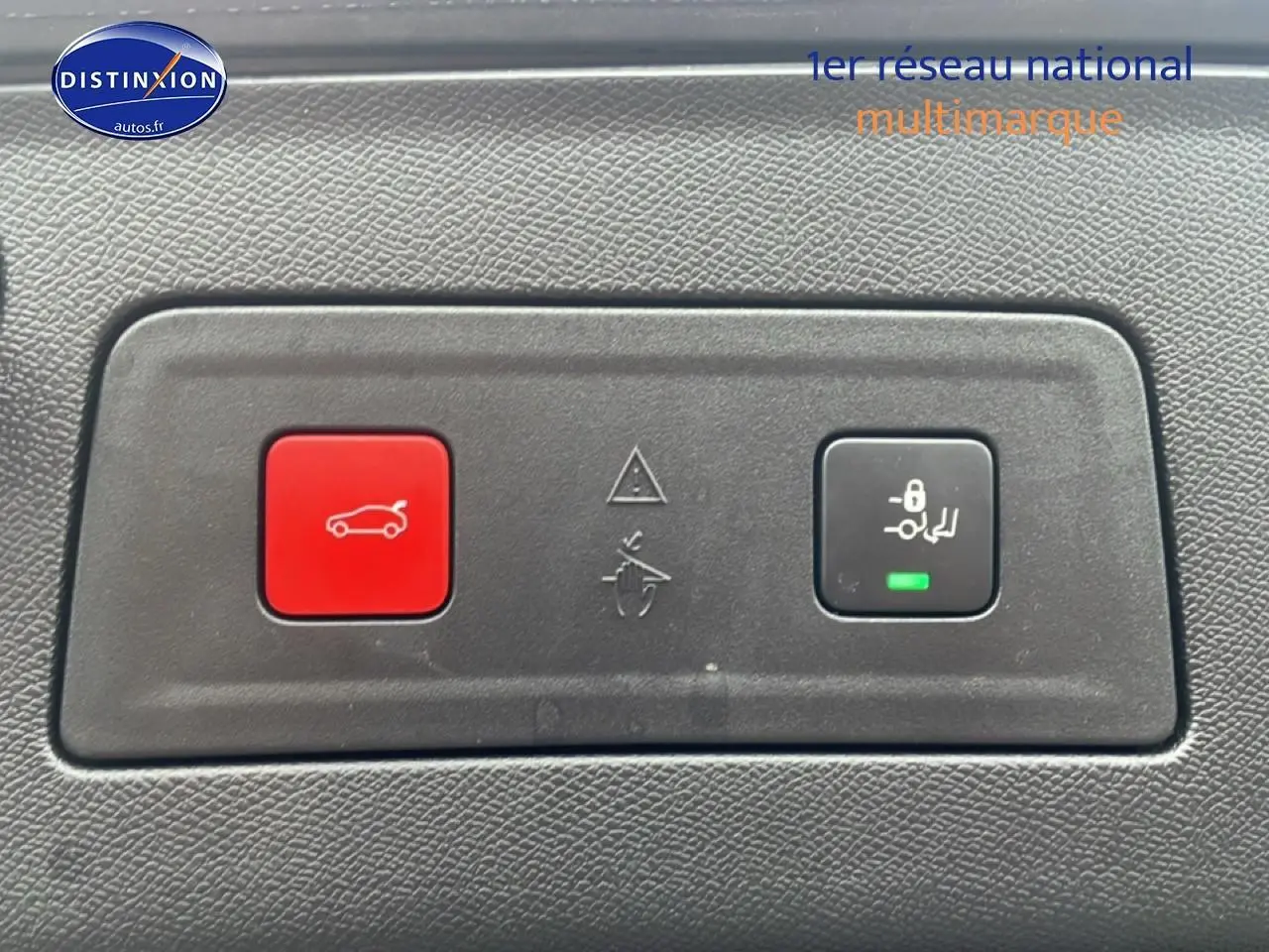 Gros plan sur les boutons de commande du hayon et du verrouillage dans une Peugeot 508 SW gris Artense 2024.