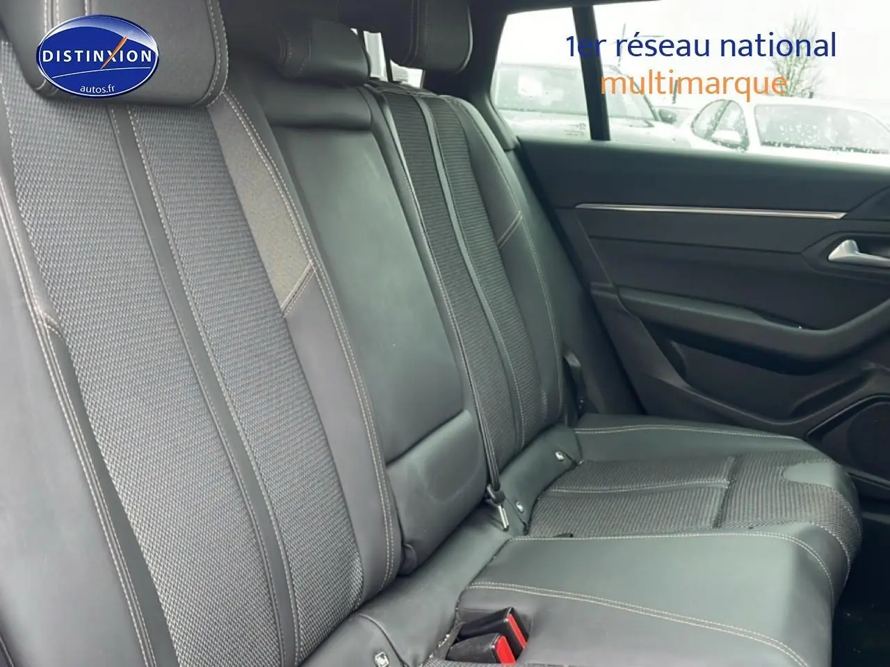Vue intérieure du siège arrière droit en tissu et cuir noir du Peugeot 508 SW Plug-in hybrid 225 allure 2024.