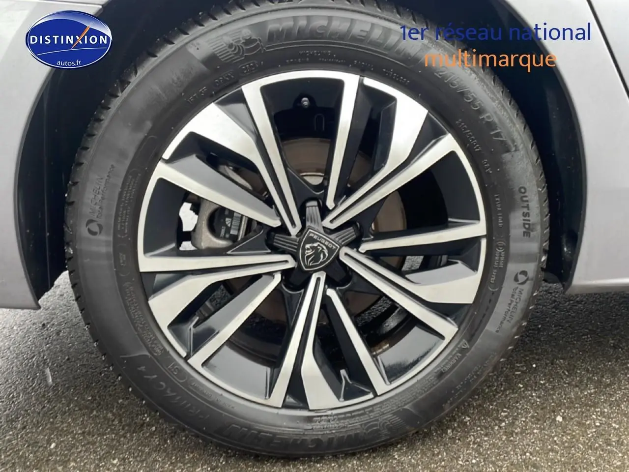 Gros plan sur la jante alu bicolore du côté gauche d’une Peugeot 508 SW gris artense hybride 2024.