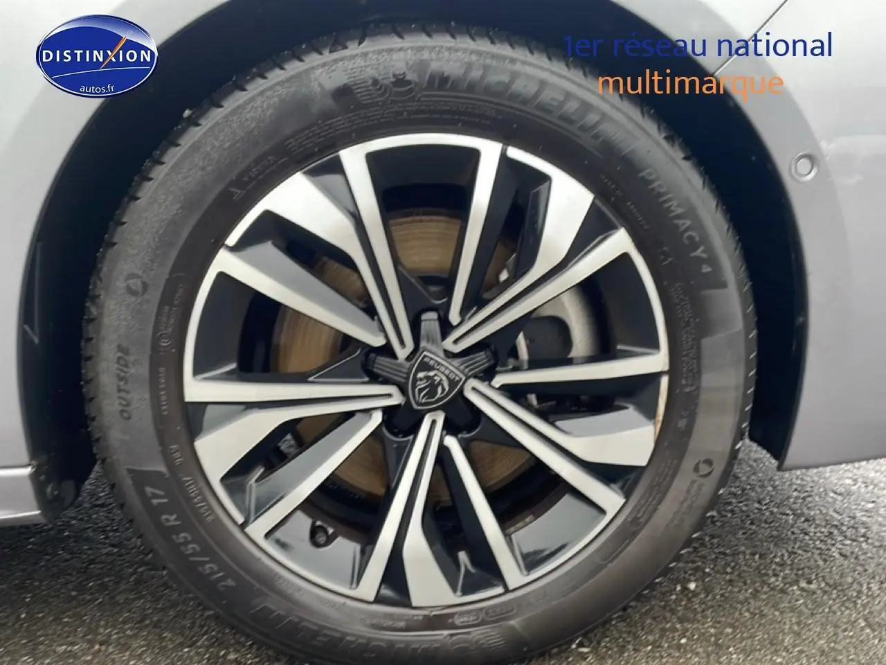 Gros plan sur la jante alu noire et argentée d'une Peugeot 508 SW gris artense, roue avant côté gauche.