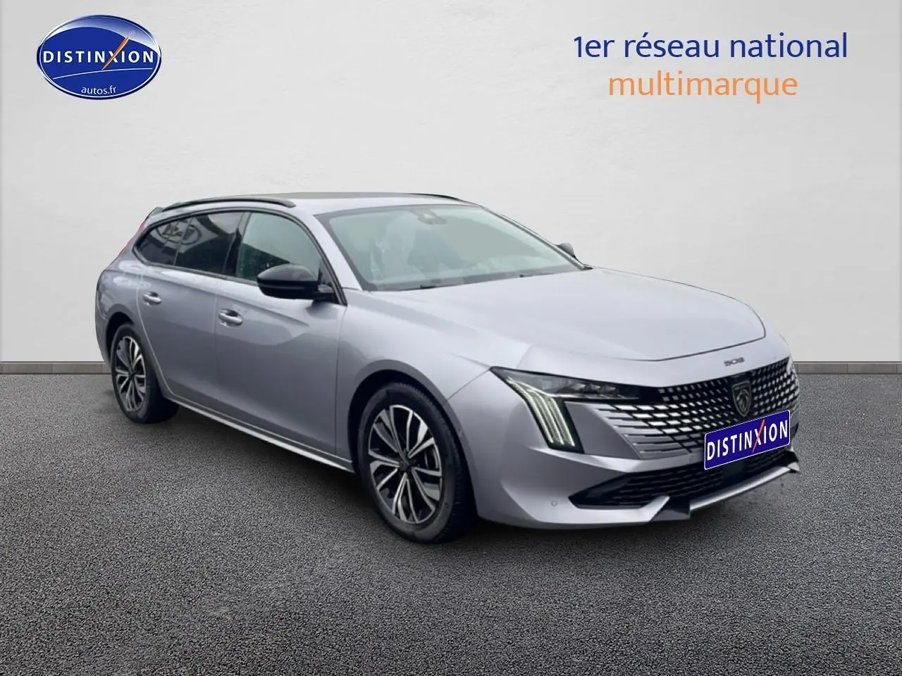Peugeot 508 SW gris artense en 3/4 avant droit, avec calandre chromée et jantes alliage visibles.