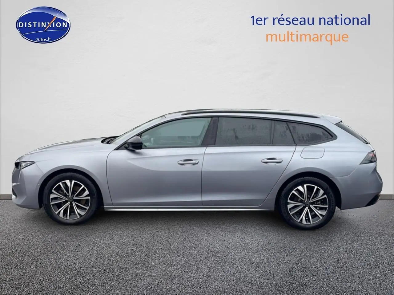 Profil côté gauche d'une Peugeot 508 SW gris artense avec jantes alliage et vitres arrière surteintées.