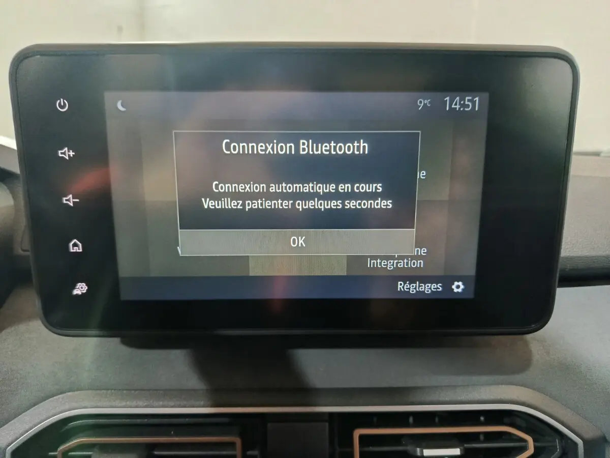 Écran tactile central de la Dacia Sandero Extreme+ TCe 110 2024 affichant la connexion Bluetooth en cours.