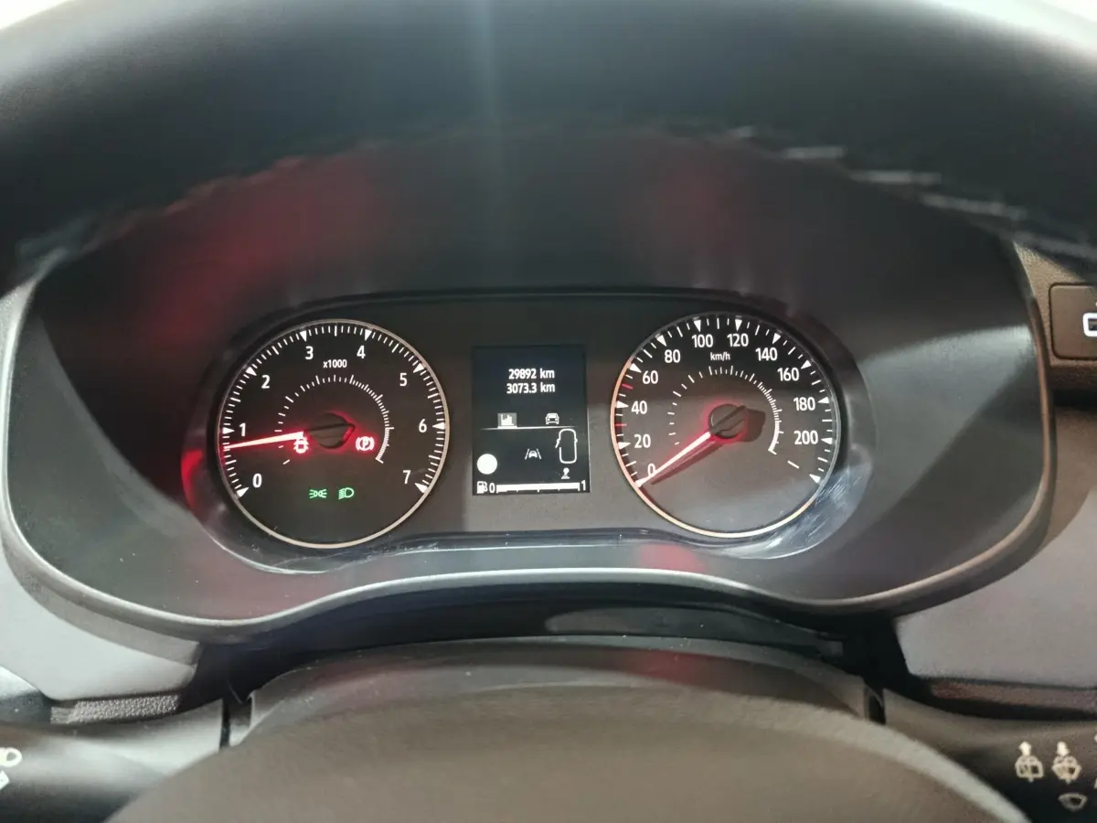 Vue rapprochée du tableau de bord de la Dacia Sandero Extreme+ TCe 110 2024, affichage numérique et compte-tours.