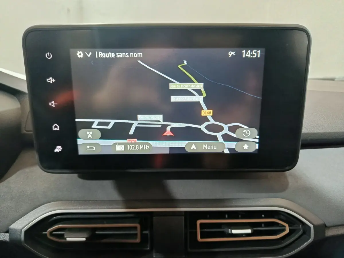 Écran tactile central affichant la navigation 3D dans l'habitacle du Dacia Sandero Extreme+ vert 2024.