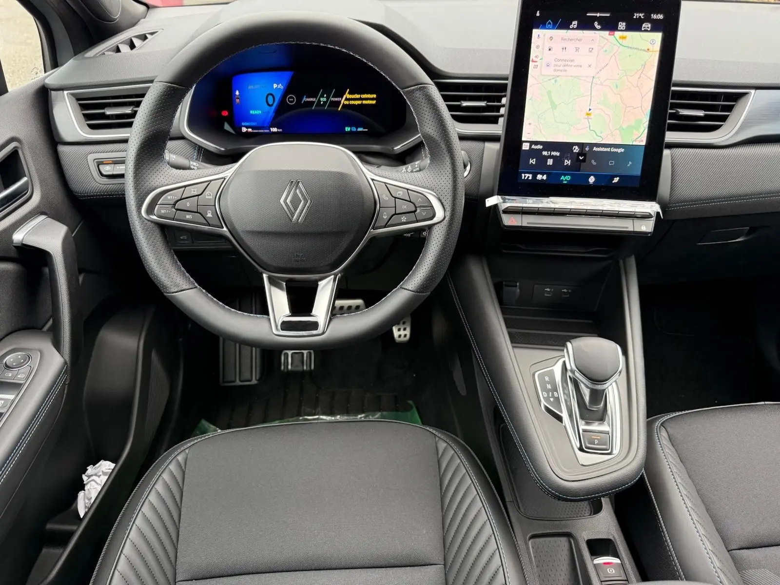 Vue intérieure centrée sur le volant Renault Symbioz 2026, tableau de bord numérique et écran tactile vertical.