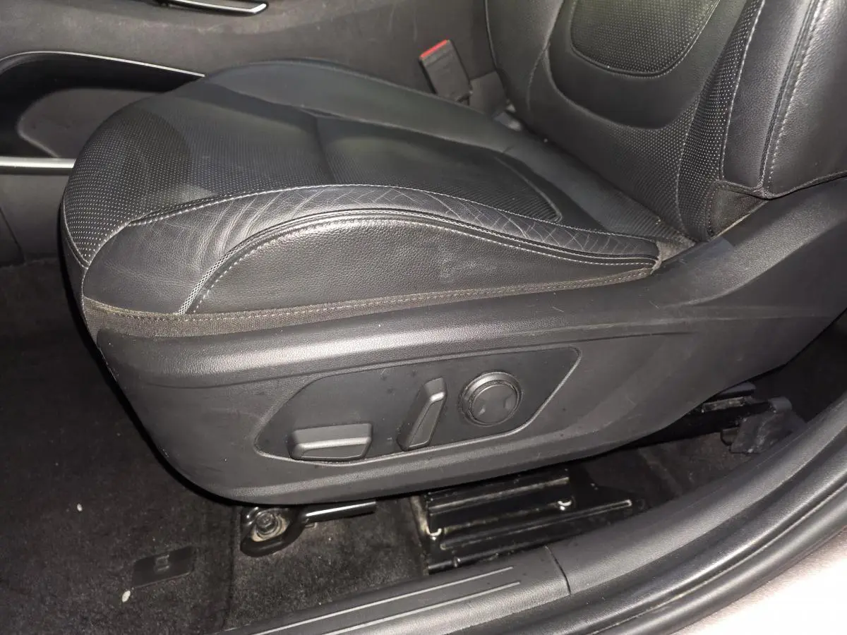 Gros plan sur le siège conducteur cuir noir du Hyundai Tucson 2020 avec commandes électriques latérales visibles.