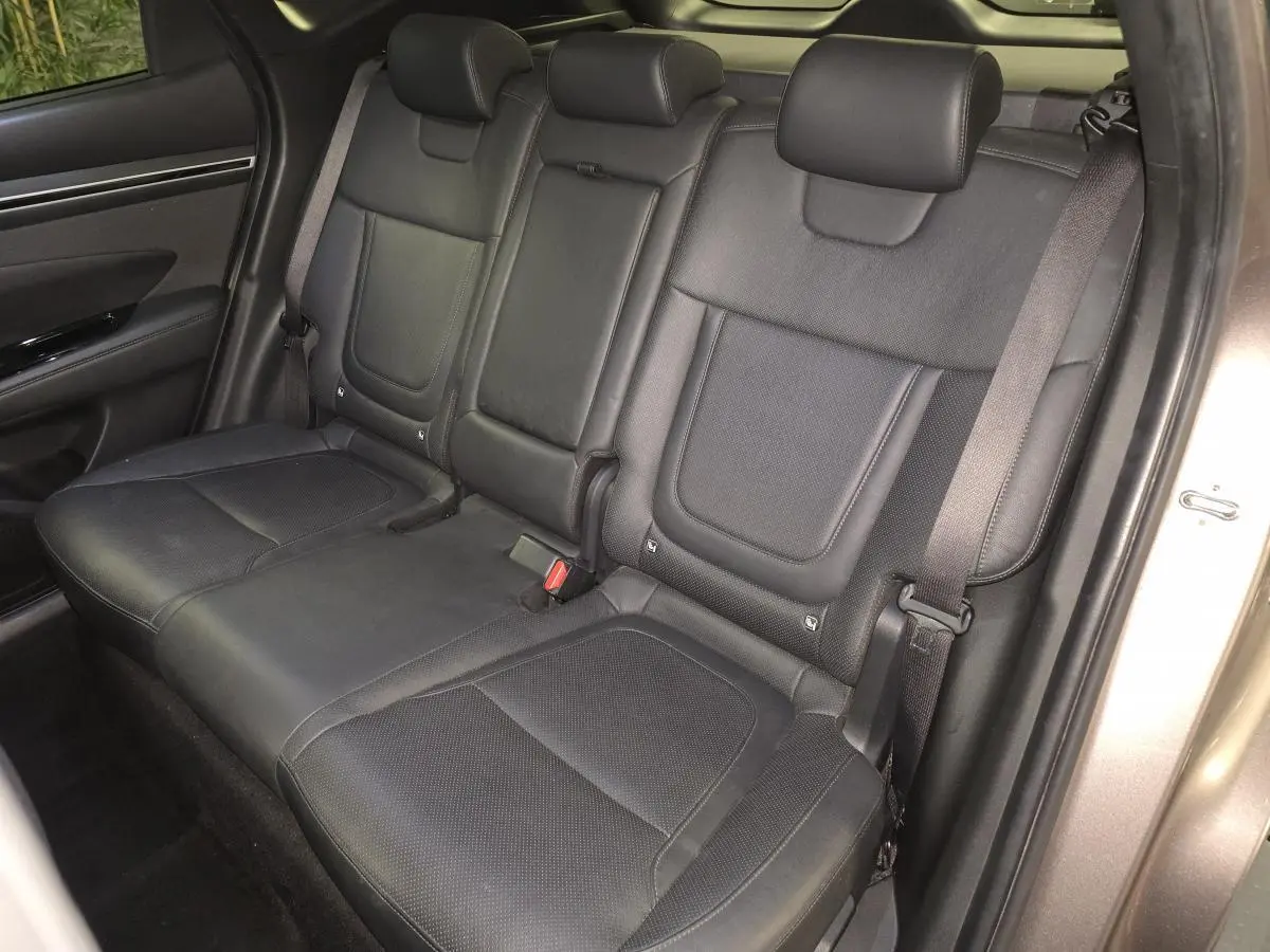 Vue intérieure côté droit sur les sièges arrière en cuir noir du Hyundai Tucson gris 2020.