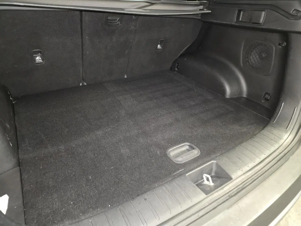 Coffre spacieux vu de face, intérieur noir avec tapis et habillage en tissu du Hyundai Tucson gris 2020.