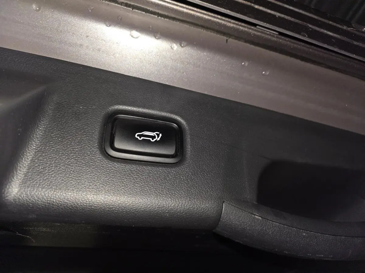 Bouton d'ouverture électrique du hayon dans le coffre du Hyundai Tucson gris 2020, version Executive.