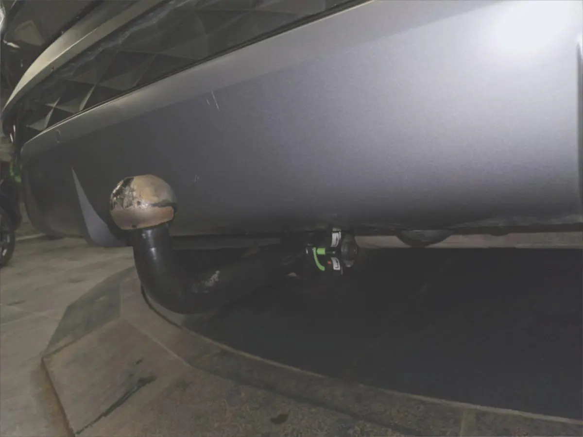 Gros plan sur l'attelage d'une Hyundai Tucson gris, vu sous le pare-chocs arrière.