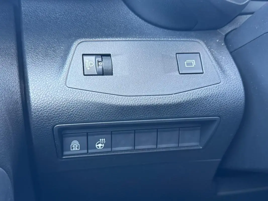 Gros plan sur les commandes côté gauche du tableau de bord noir du Citroën Berlingo vert 2024.