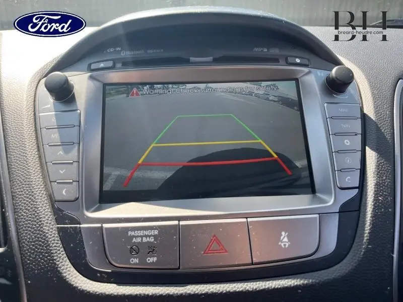 Vue rapprochée de l'écran de caméra de recul d'une Hyundai ix35 gris acier, avec commandes autour de l'écran.