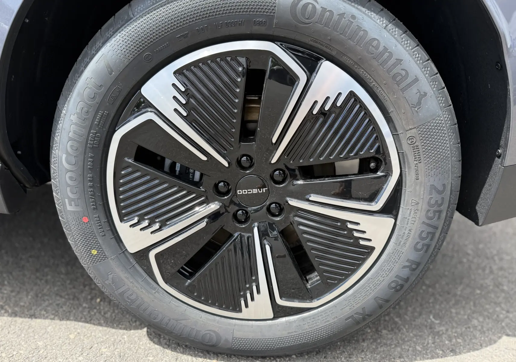 Gros plan sur la roue avant droite du JAECOO J5 2026 Phantom Grey Metal, jante noire et argentée au design moderne.