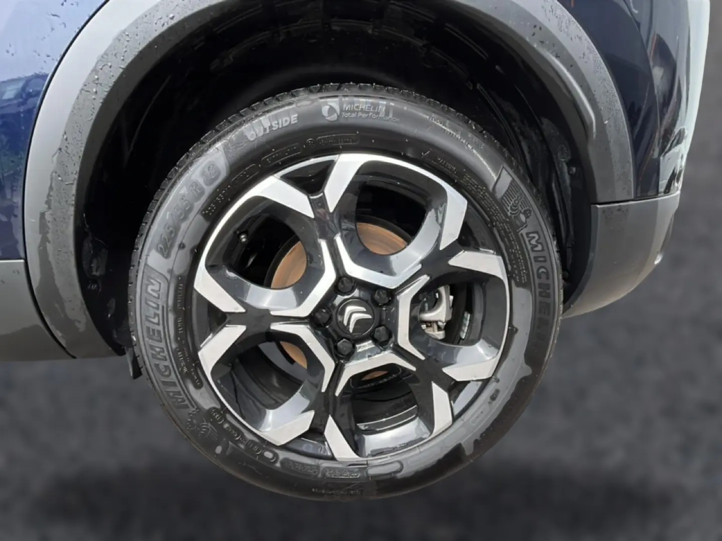 Gros plan sur la jante alu noire et argentée du côté avant droit du Citroën C5 Aircross bleu eclipse.