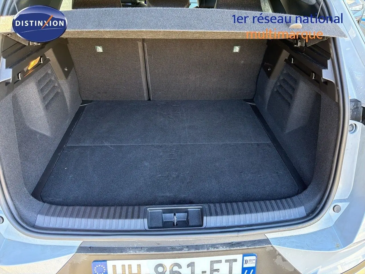 Coffre ouvert vu de l'arrière d'une Renault Symbioz gris Rafale Métal, montrant un espace de chargement propre et spacieux.