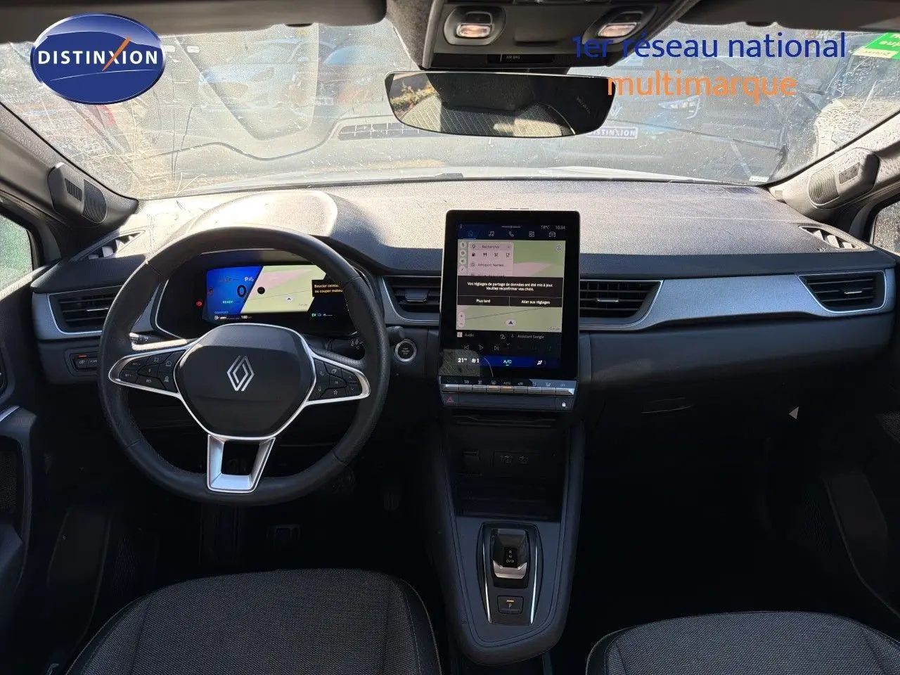 Vue intérieure avant du Renault Symbioz E-Tech Full Hybrid 160ch avec tableau de bord gris et écran tactile central vertical.