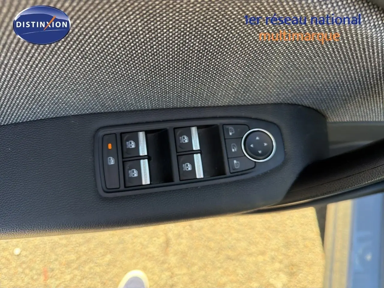 Panneau de commandes des vitres électriques et rétroviseurs sur la porte avant gauche d’une Renault Symbioz gris Rafale.