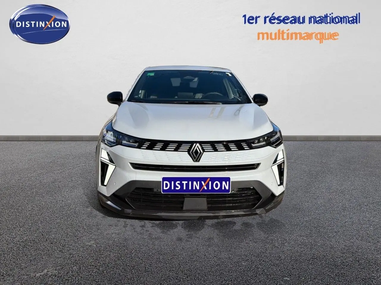 Vue frontale d'une Renault Symbioz gris rafale métal avec calandre noire et éclairage LED distinctif.