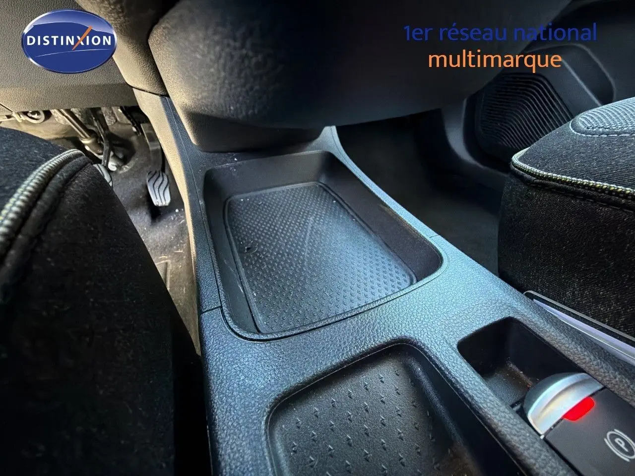 Vue rapprochée de la console centrale noire du Renault Symbioz gris rafale, mettant en valeur les rangements et commandes.
