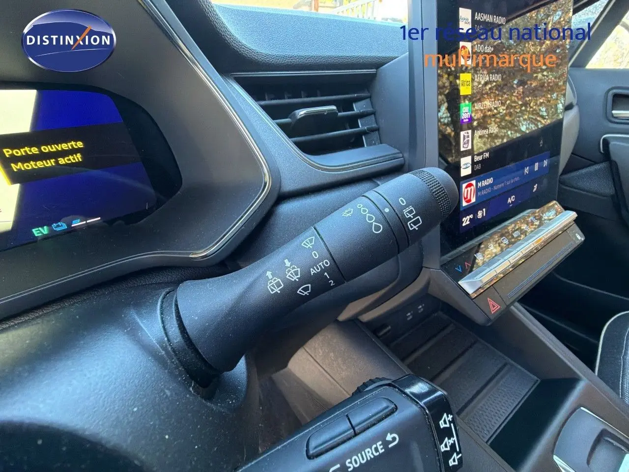 Gros plan sur le combiné de commandes au volant et l’écran tactile central du Renault Symbioz gris Rafale, intérieur moderne.