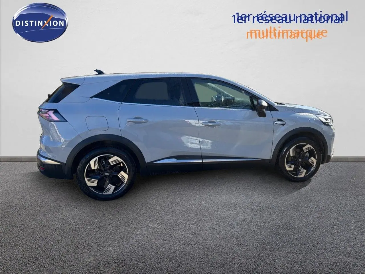 Renault Symbioz gris Rafale métal en profil droit, SUV hybride 2025 avec jantes noires et détails chromés.