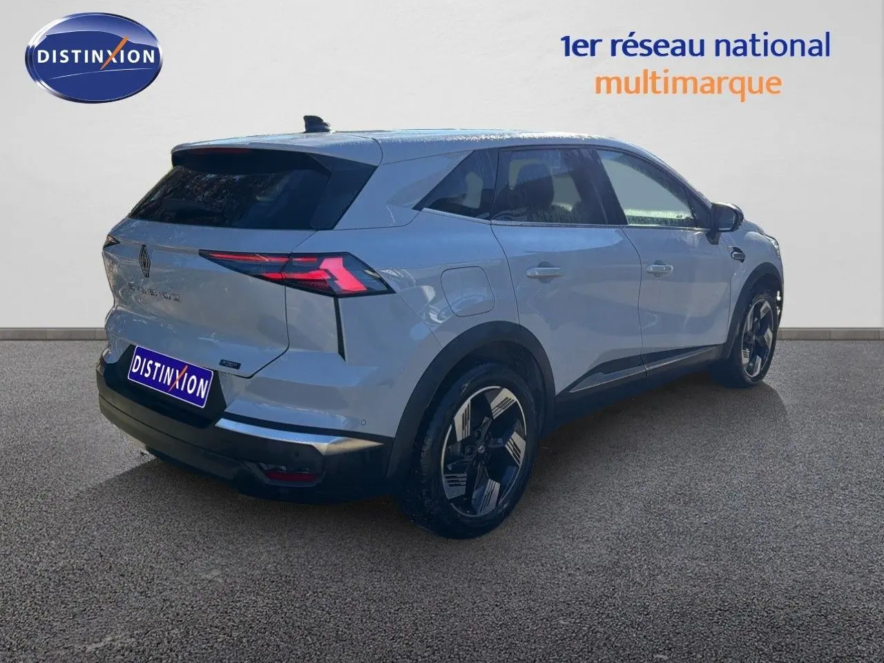 Vue 3/4 arrière droite d'un Renault Symbioz gris Rafale métal avec feux arrière LED et jantes stylisées.