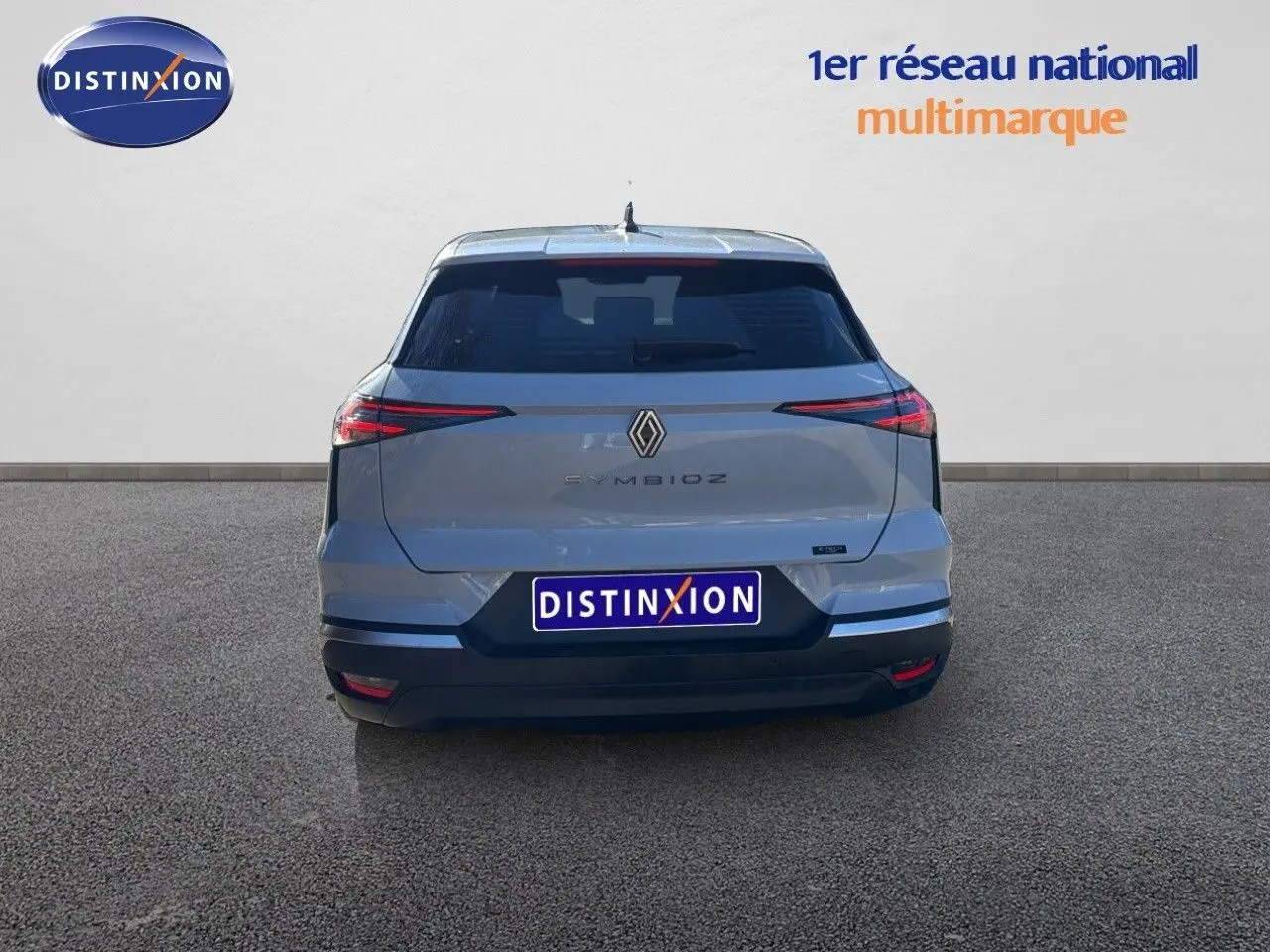Vue arrière d'une Renault SYMBIOZ gris rafale métal 2025 avec feux LED fins et logo central distinctif.