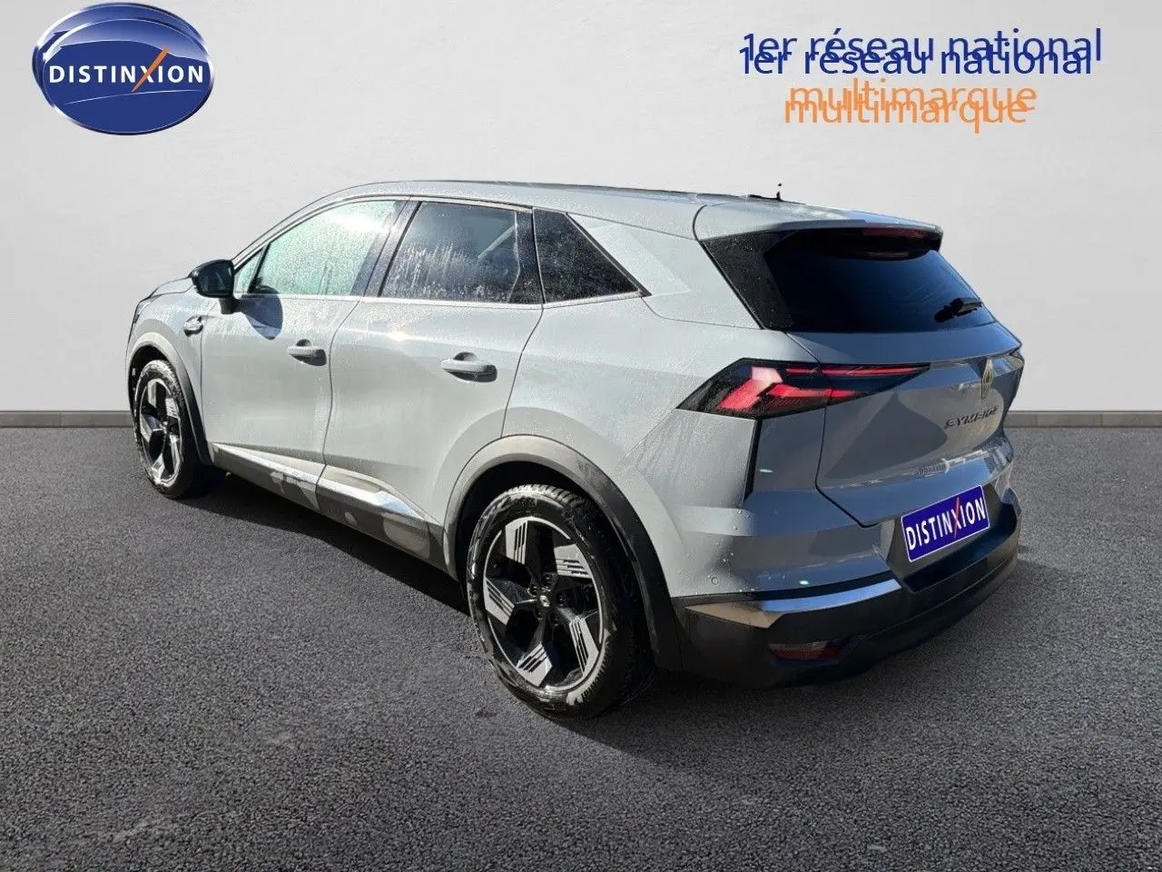 Vue 3/4 arrière droite du Renault Symbioz gris Rafale métal avec feux LED et jantes noires distinctives.