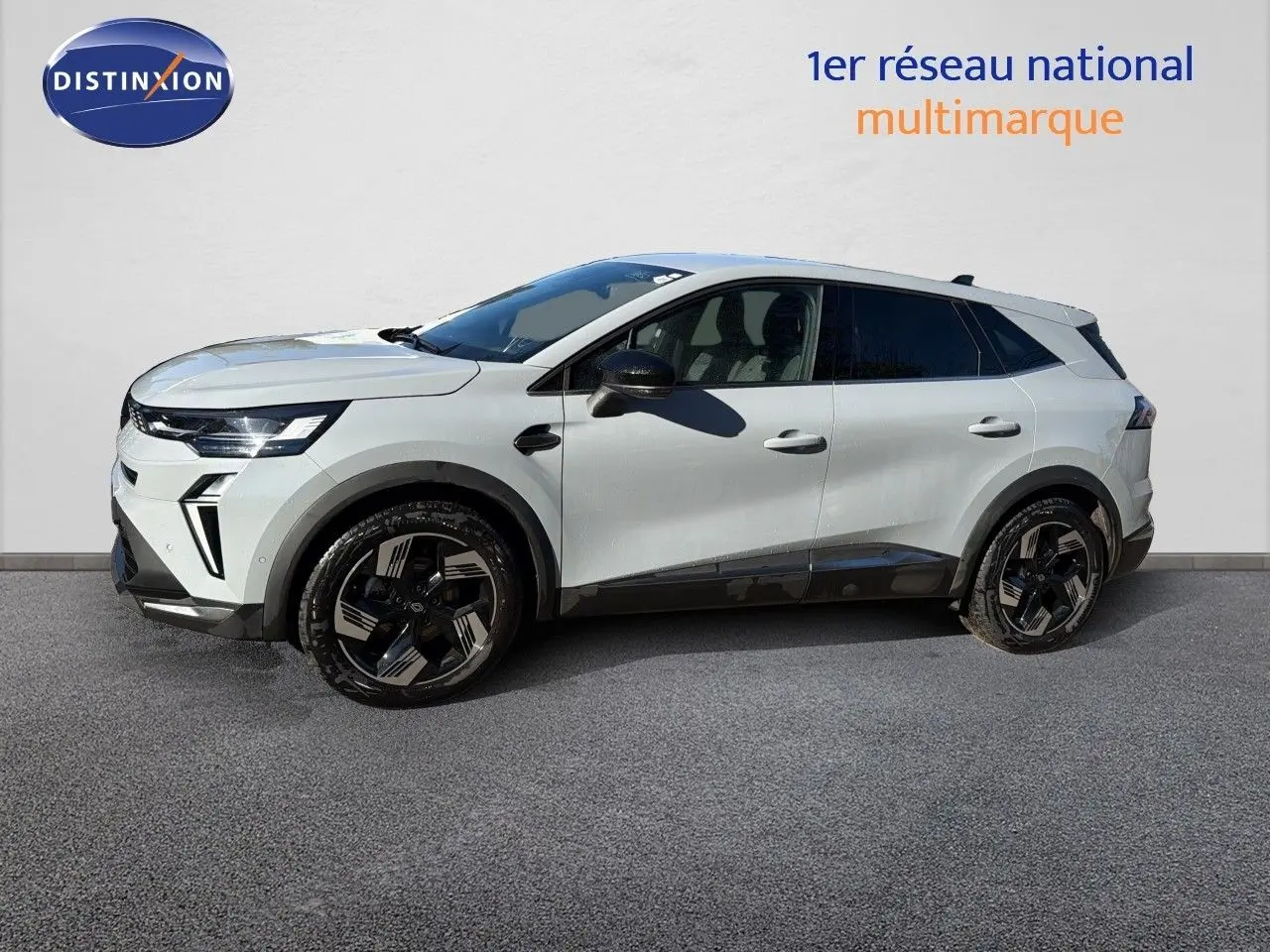 Vue de profil côté gauche d’un Renault Symbioz gris Rafale métal avec jantes noires et détails noirs contrastants.