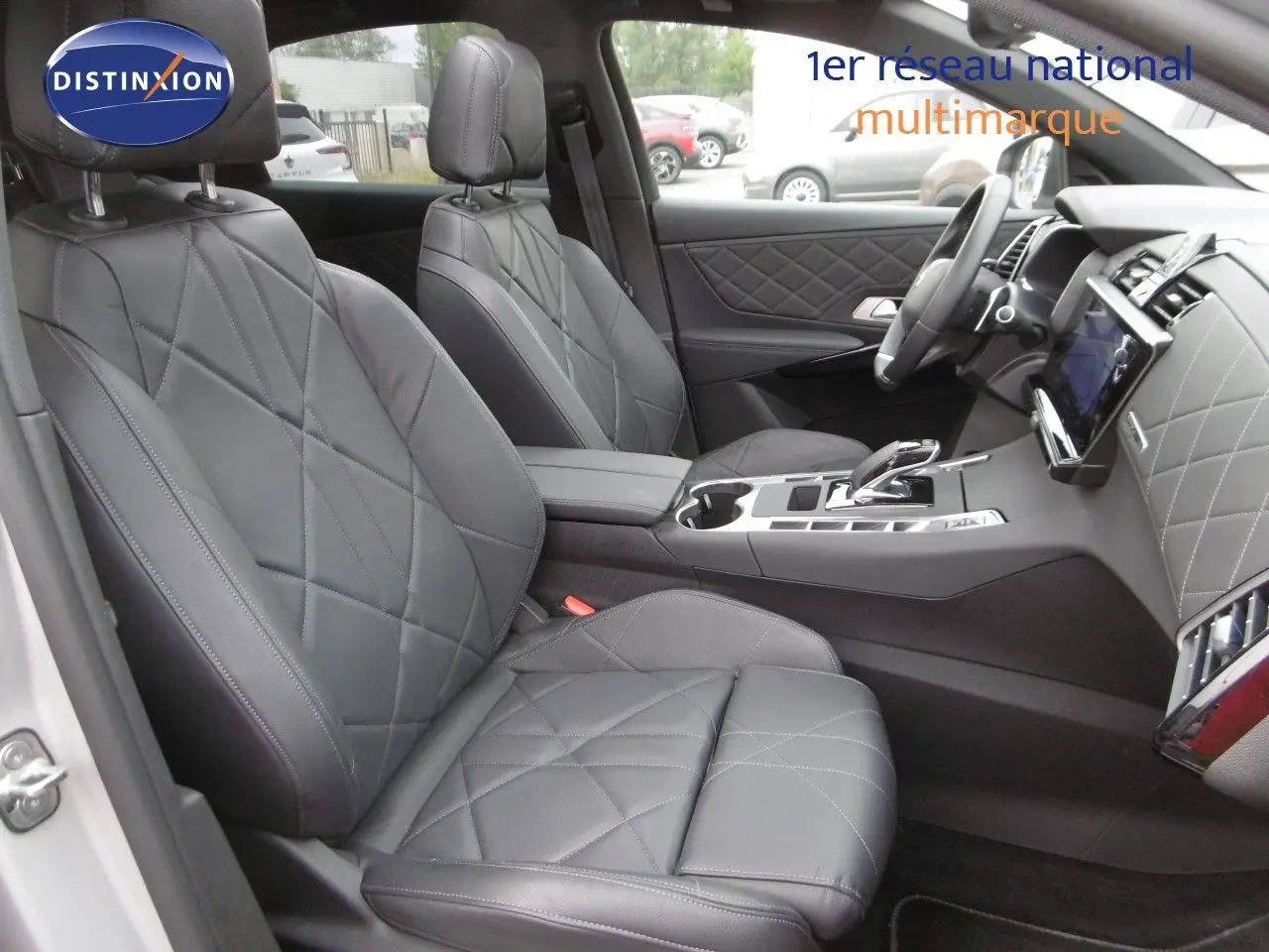 Intérieur du DS7 Crossback 2021 en cuir noir, vue côté droit sur les sièges avant et la console centrale moderne.