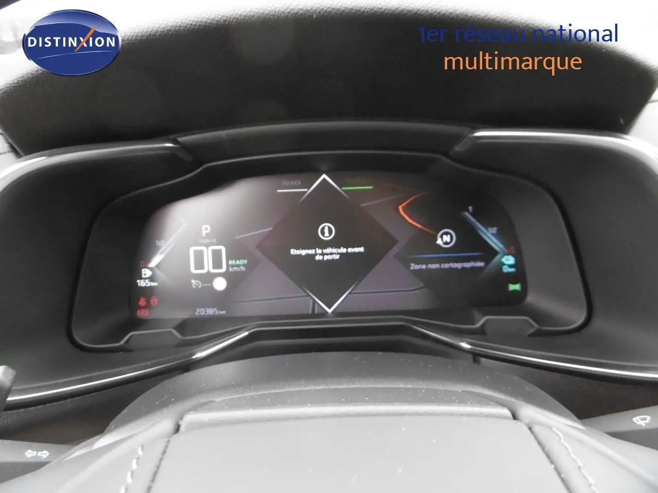 Tableau de bord numérique du DS7 Crossback hybride rechargeable 2021, affichage central avec message d'arrêt du véhicule.