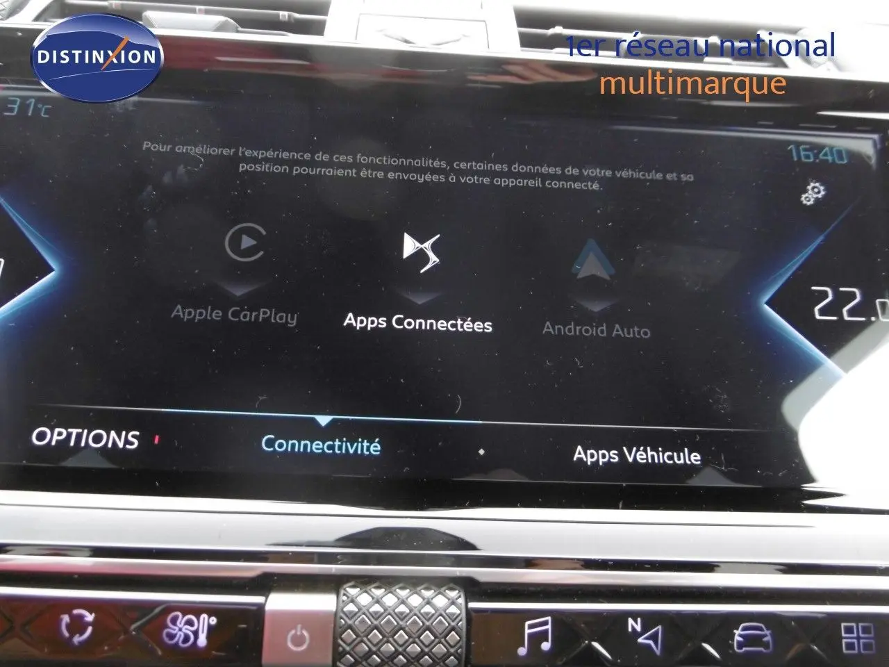 Écran tactile central du DS7 Crossback 2021 montrant les options Apple CarPlay et Android Auto, intérieur moderne noir.
