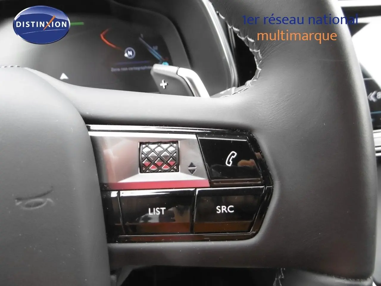 Gros plan sur les commandes gauche du volant cuir noir du DS7 Crossback hybride rechargeable Crystal Pearl 2021.