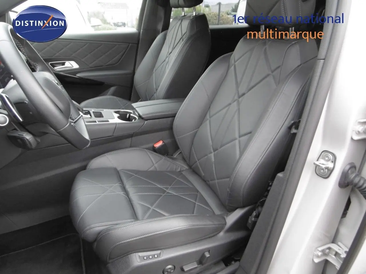 Intérieur du DS7 Crossback 2021, vue côté conducteur, sièges cuir noir matelassé et console centrale moderne.