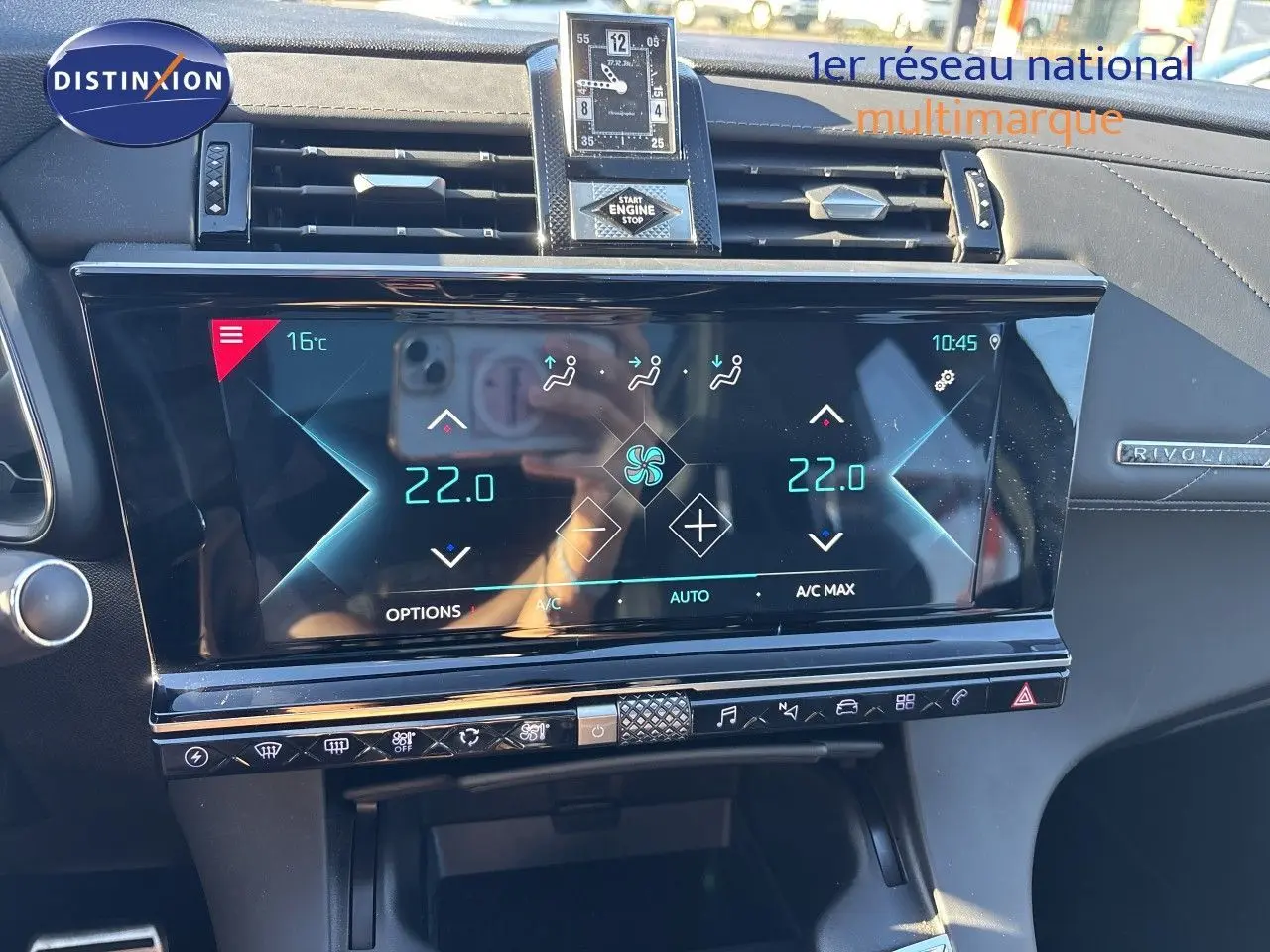 Vue rapprochée du tableau de bord du DS7 Crossback E-TENSE 2021, écran tactile climatisation et badge Rivoli visible.