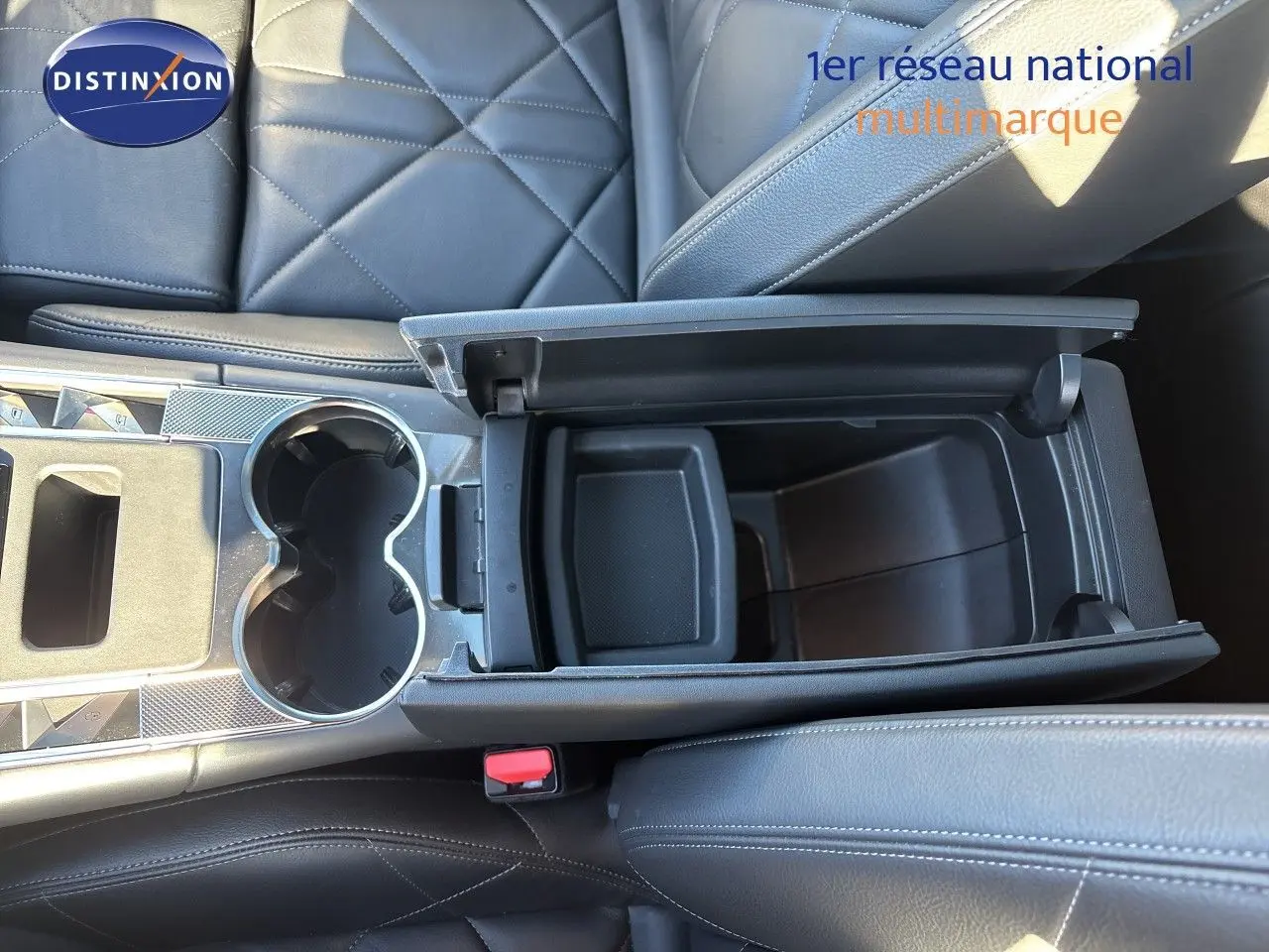 Vue plongeante sur la console centrale ouverte et les sièges en cuir noir du DS7 Crossback E-TENSE Crystal Pearl.