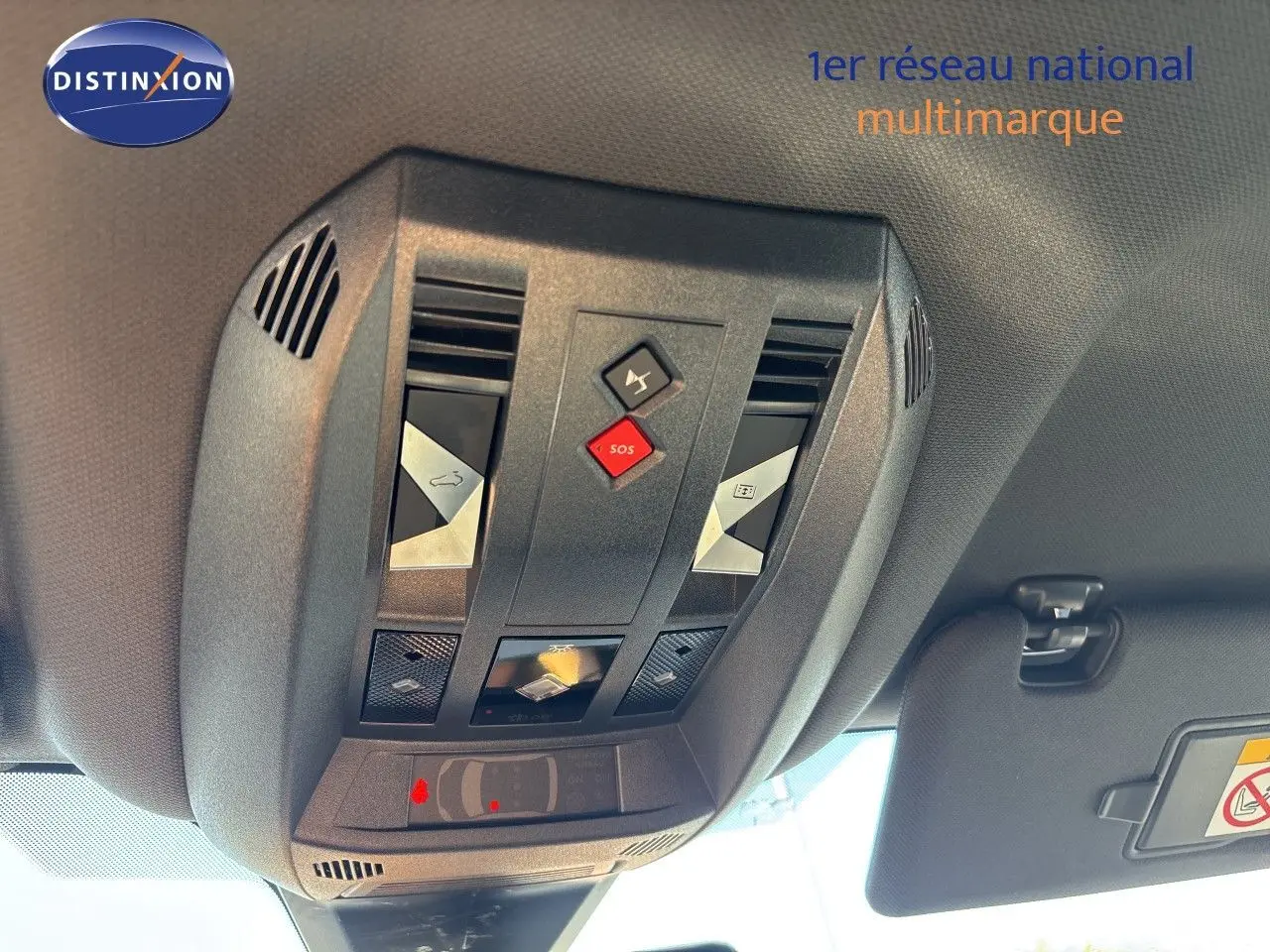 Vue intérieure en gros plan du plafonnier avec commandes SOS et éclairage du DS7 Crossback Crystal Pearl 2021.