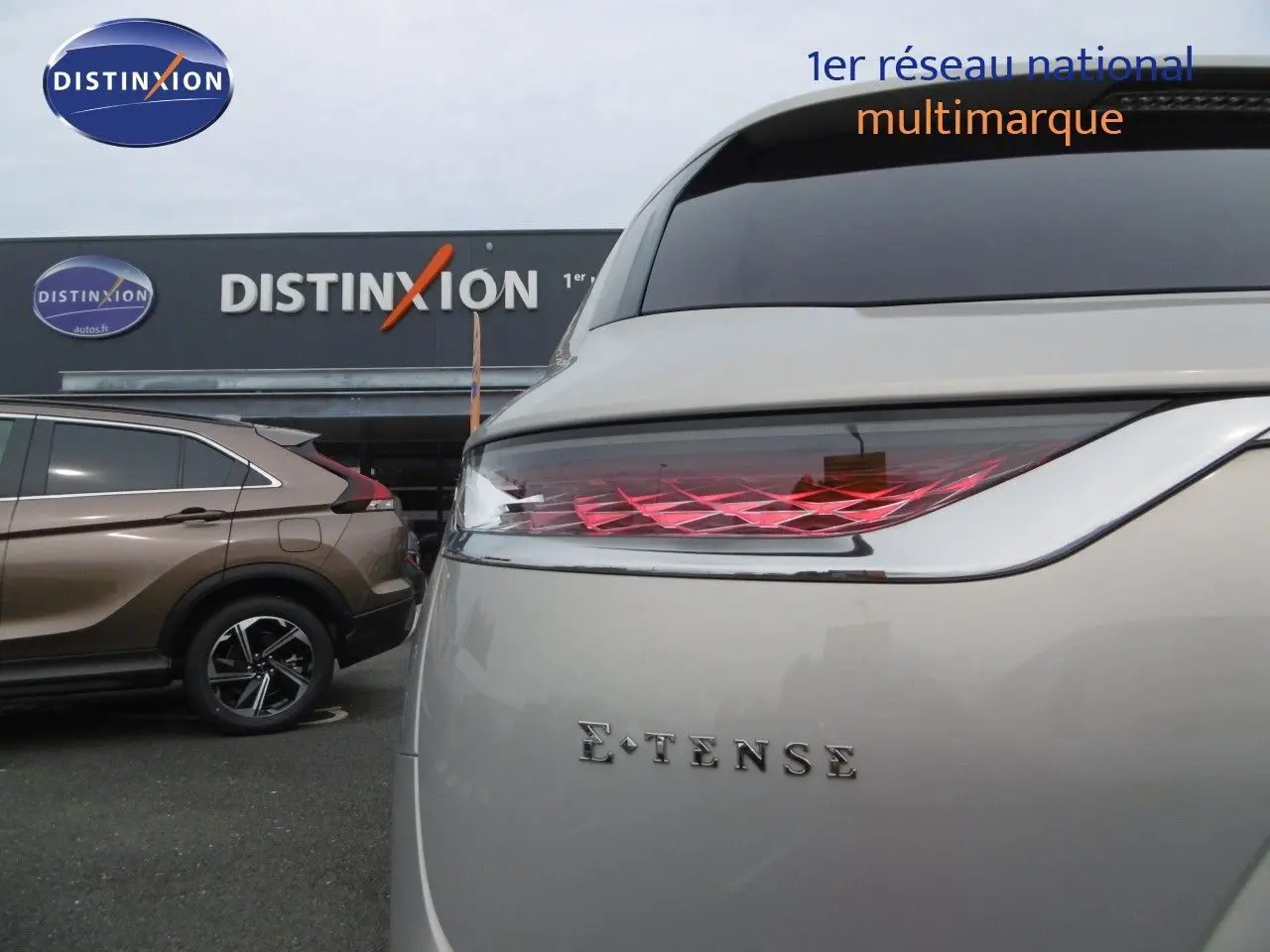 Gros plan sur l'arrière droit du DS7 Crossback Crystal Pearl avec feu arrière rouge et logo E-TENSE visible.