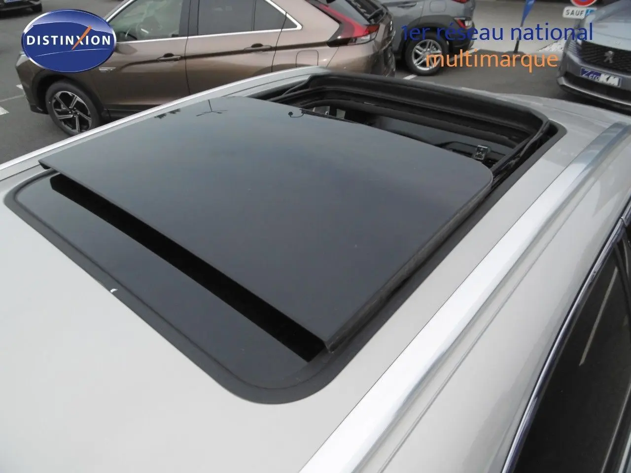 Toit ouvrant panoramique ouvert sur DS7 Crossback Crystal Pearl vu de dessus côté droit