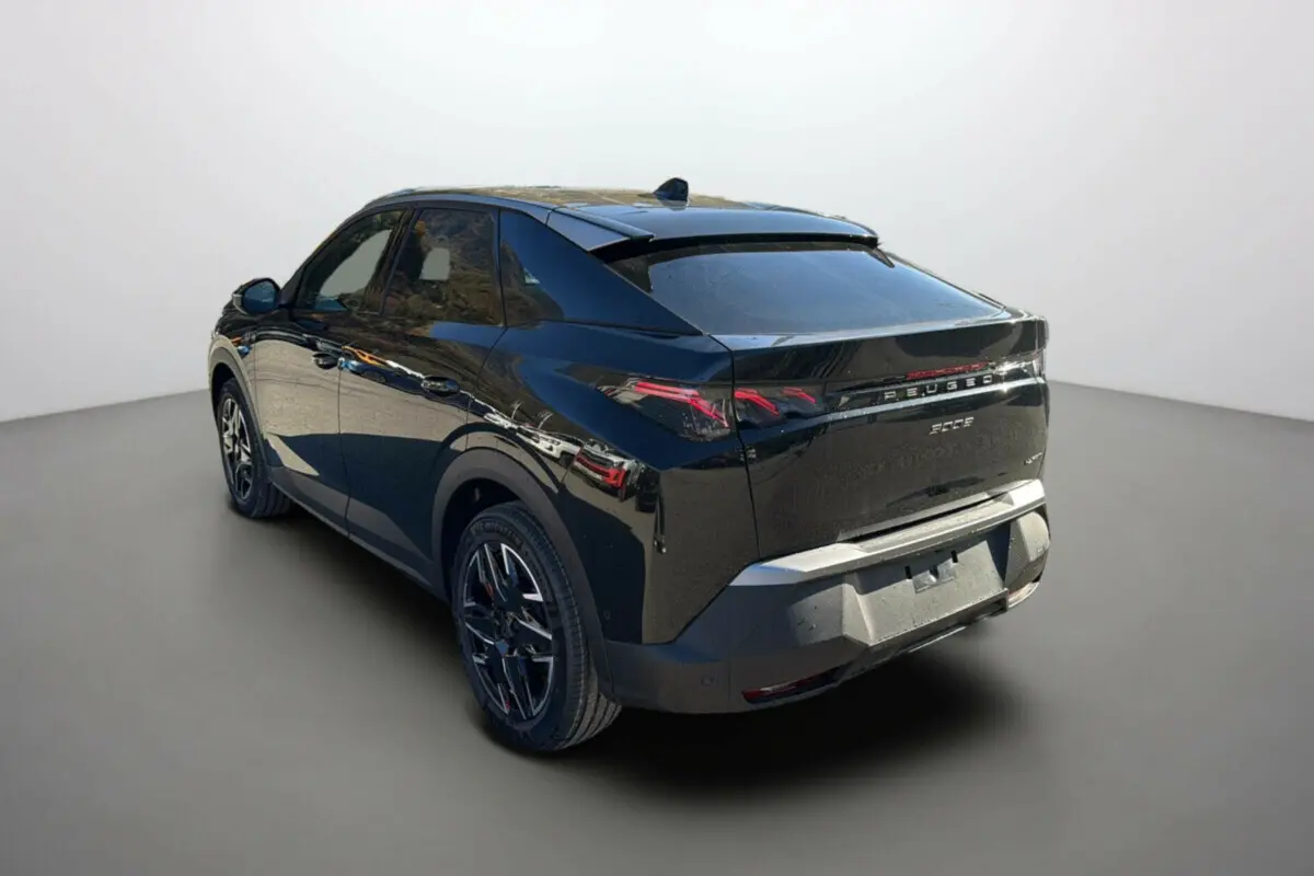Peugeot 3008 New Hybrid 145 GT 360 noir perla nera vu de 3/4 arrière côté gauche, avec feux arrière LED distinctifs.