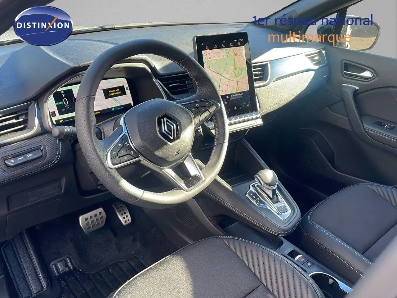 Intérieur du Renault Captur E-Tech hybride 2025, vue côté conducteur, tableau de bord moderne avec écran tactile vertical.