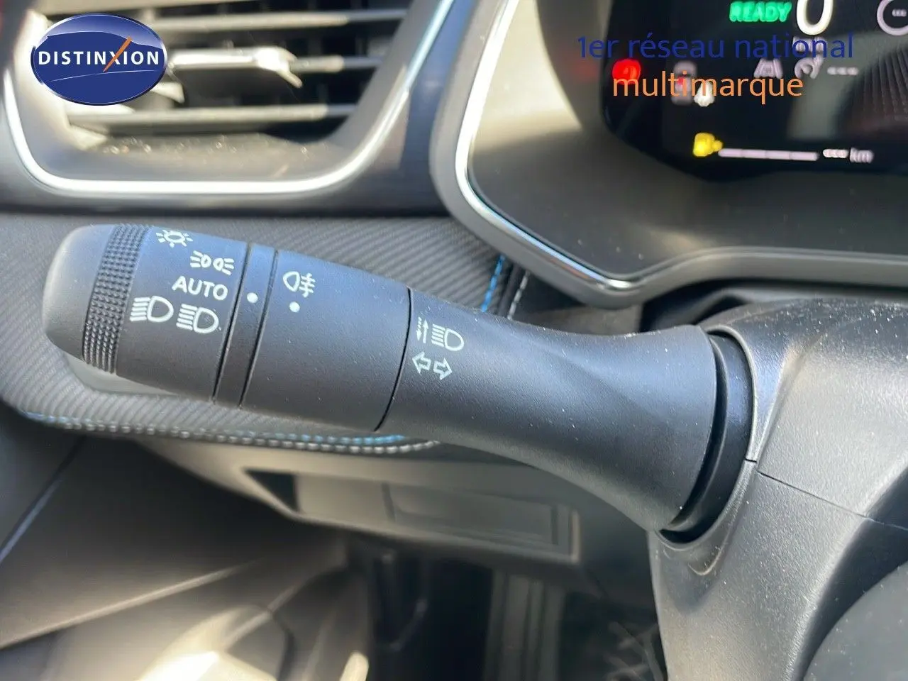 Le commodo d'éclairage et clignotants du tableau de bord du Renault Captur E-Tech gris rafale toit noir.