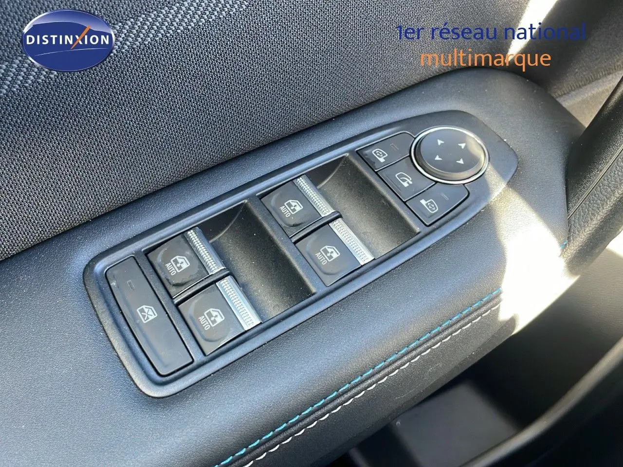 Gros plan sur les commandes des vitres et rétroviseurs côté gauche du Renault Captur E-Tech gris rafale toit noir 2025.