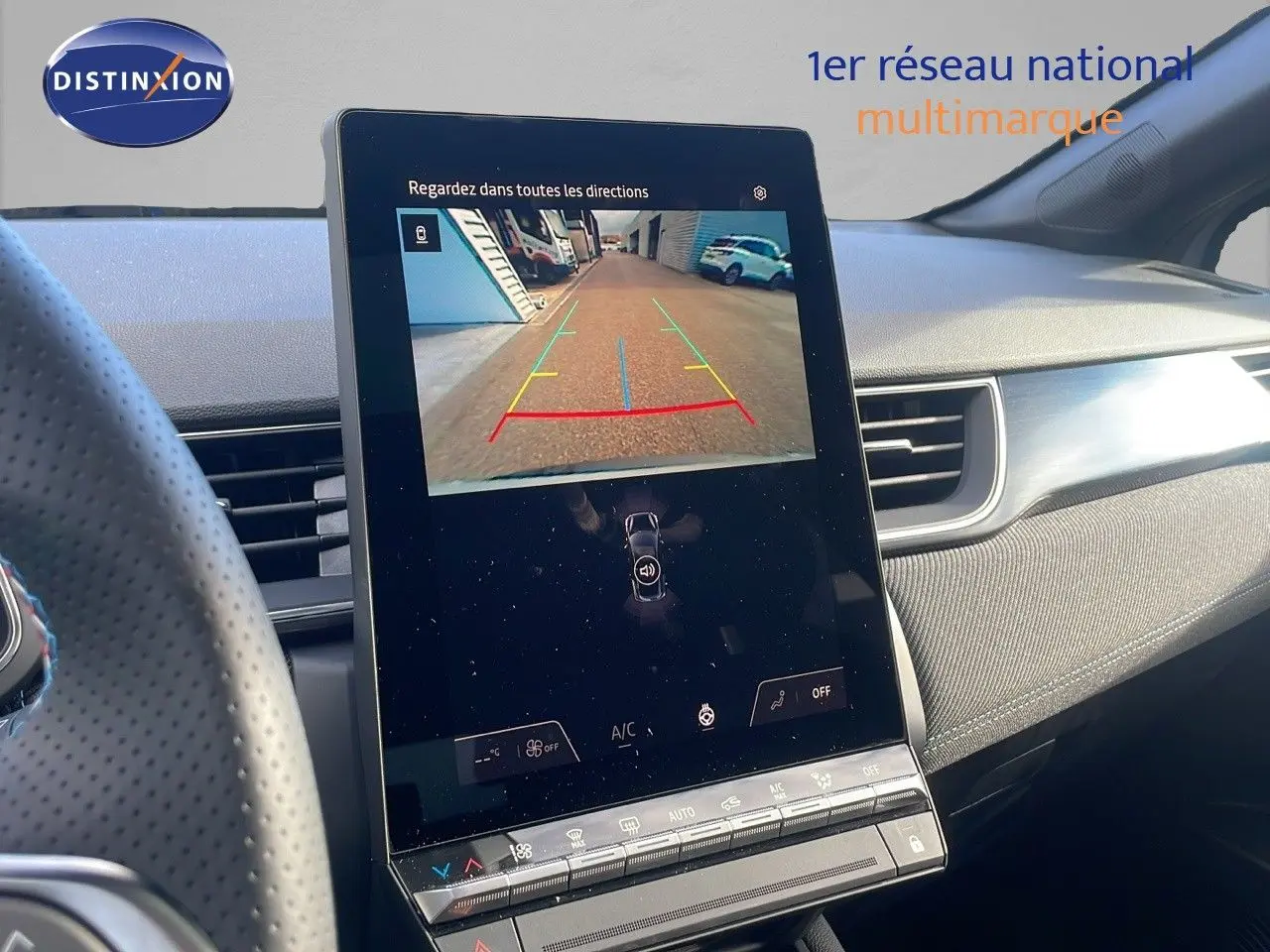 Vue intérieure du tableau de bord du Renault Captur E-Tech hybride 2025 avec écran tactile affichant la caméra de recul.