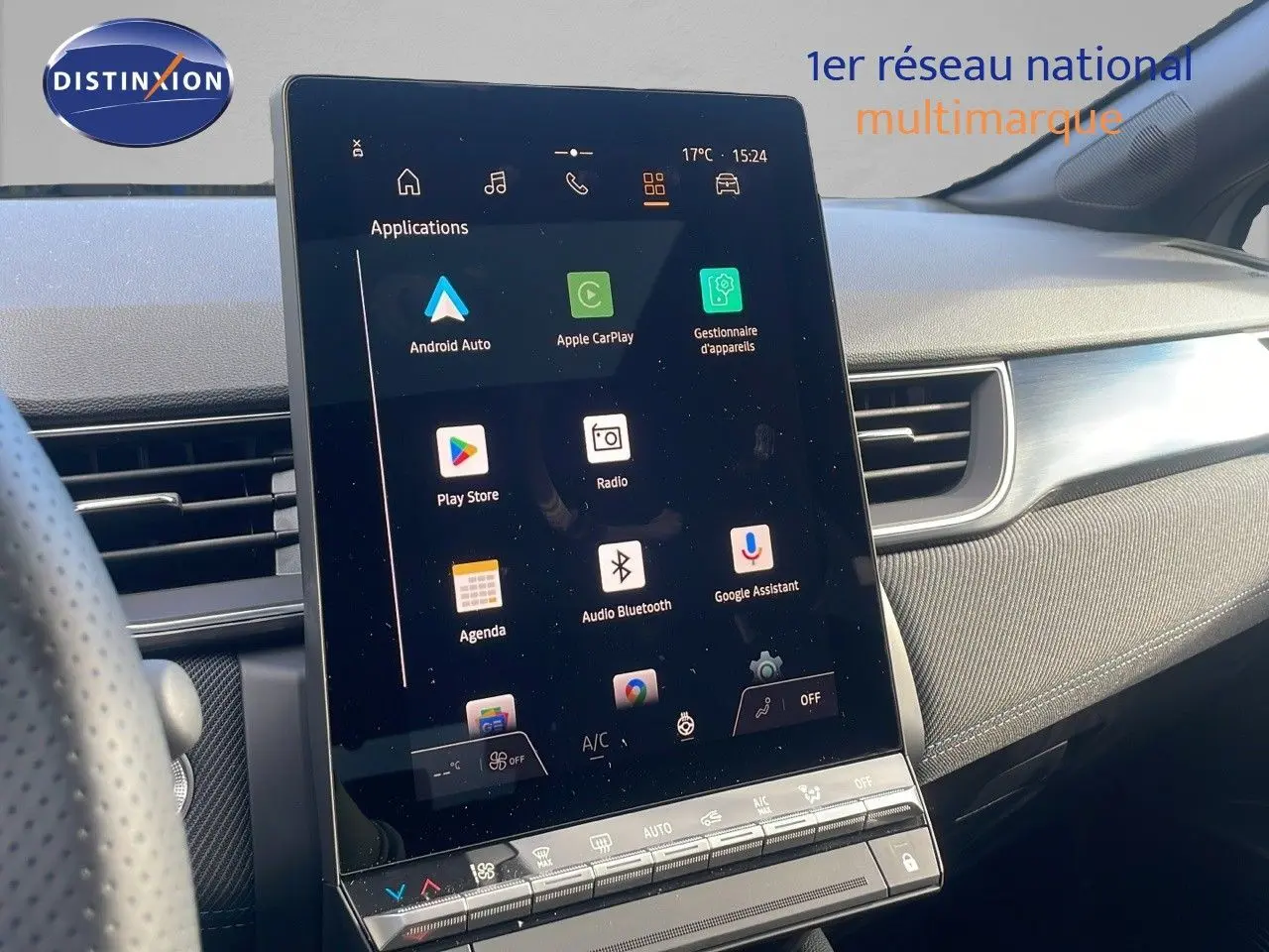 Tablette tactile verticale du tableau de bord du Renault Captur E-Tech gris rafale, vue intérieure côté conducteur.